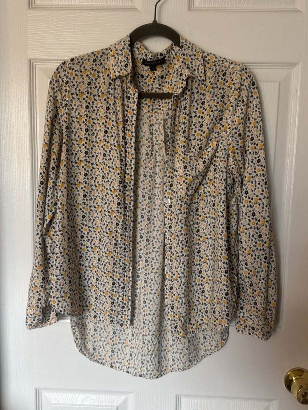 Velvet Heart Women's Ditsy Floral Button Down Long Sleeve Blouse. Size small